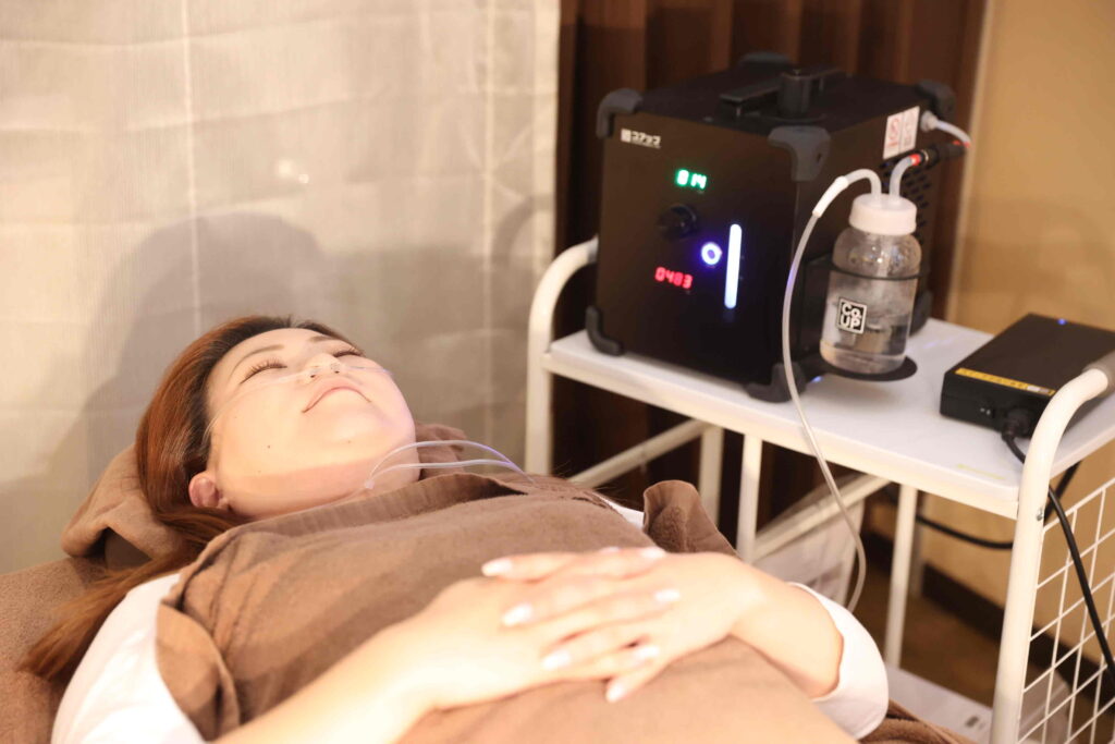 水素をする女性